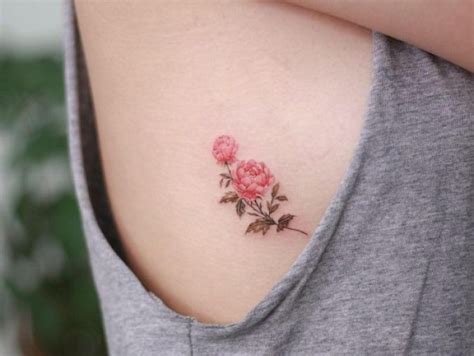 Pequeños tatuajes en el pecho